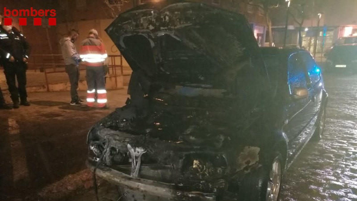 Queman siete contenedores en Reus y dos vehículos resultan afectados por el fuego