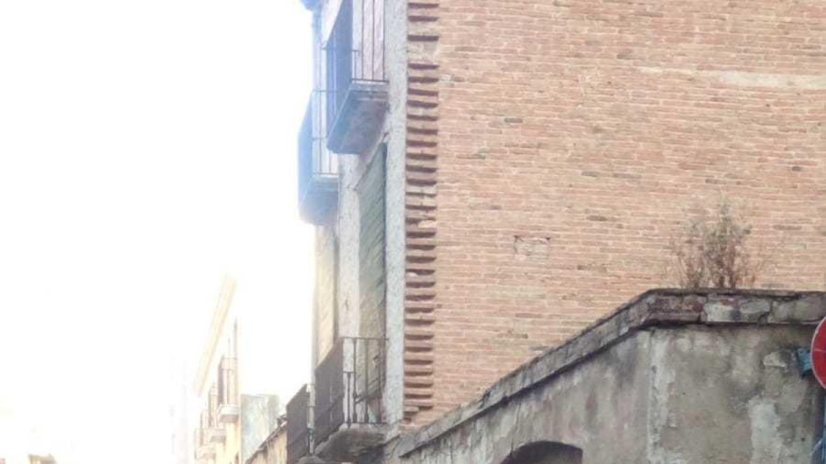 Personas mayores de la calle Alt de Sant Pere de Reus protesta por la falta de contenedores