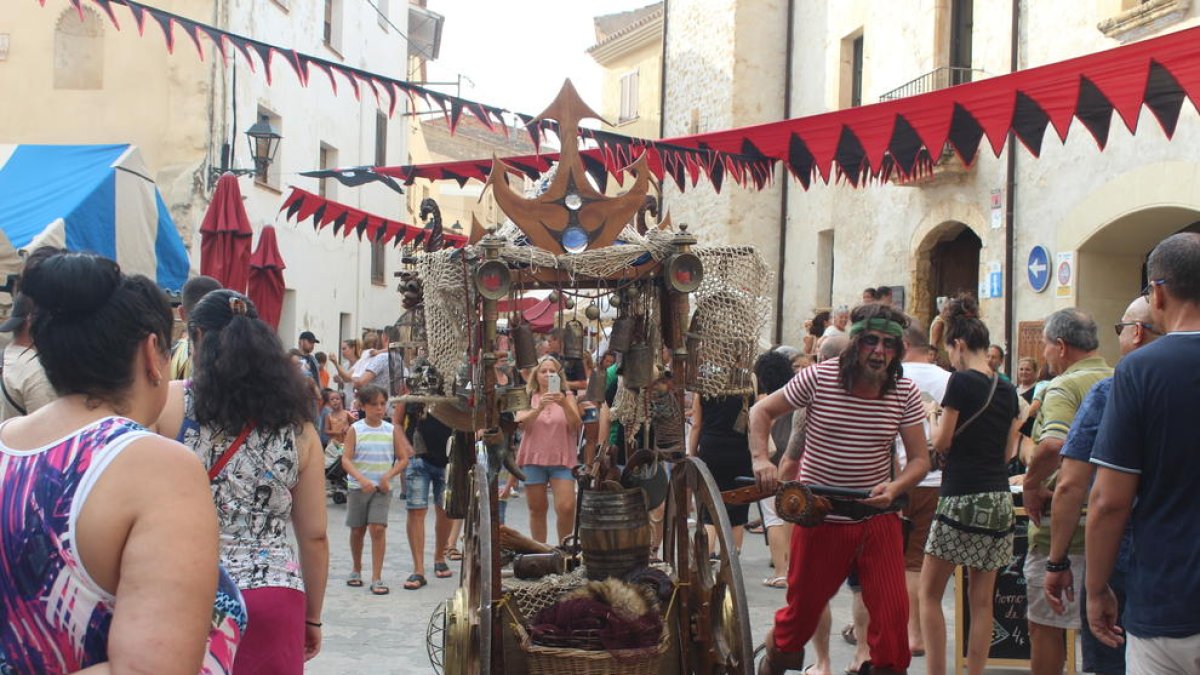 Més de 6.000 persones passen per la fira dedicada als pirates a Creixell