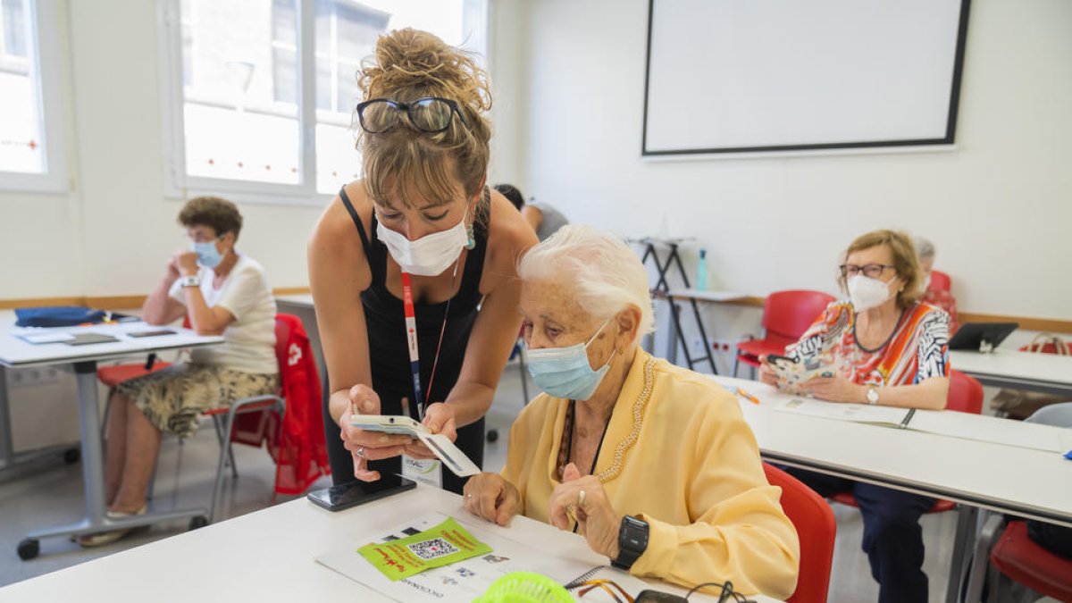 «Queremos ayudar a las personas mayores a prevenir posibles estafas digitales»