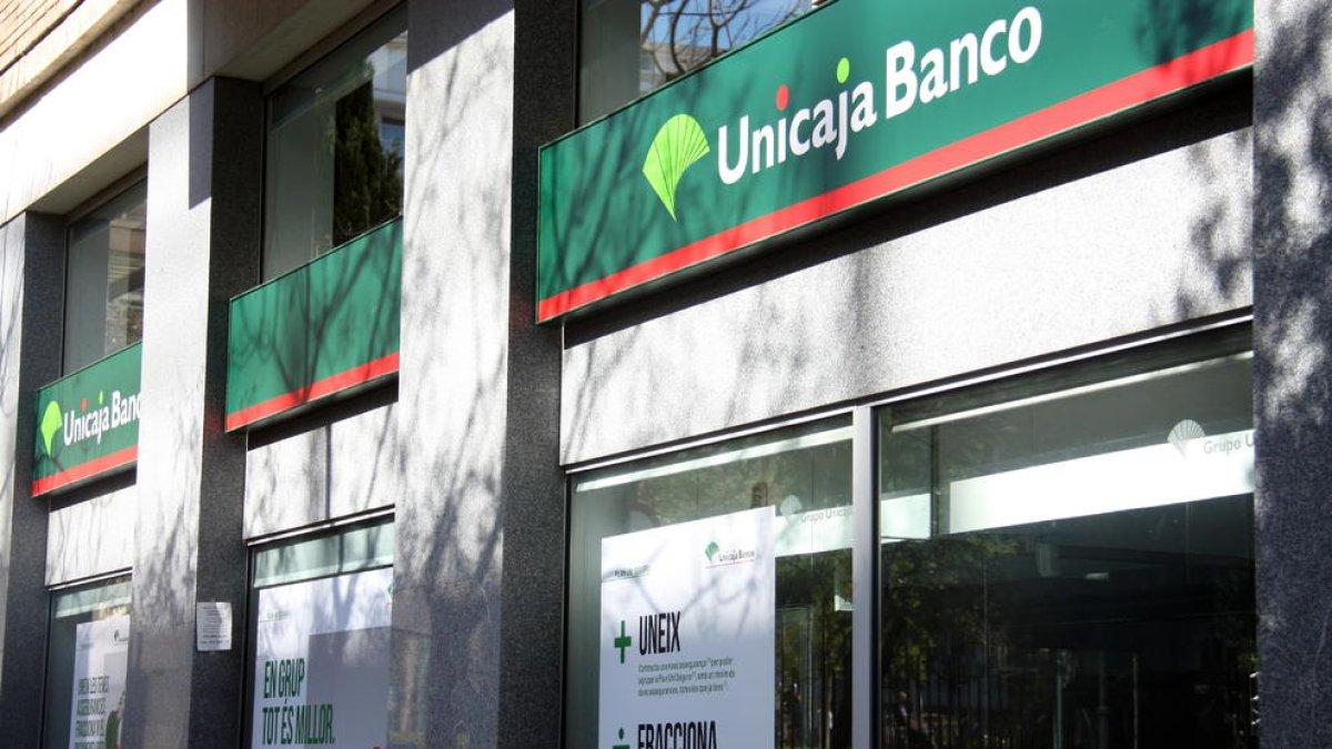 Multan a catorce bancos por|para prácticas abusivas en las tarjetas 'revolving'