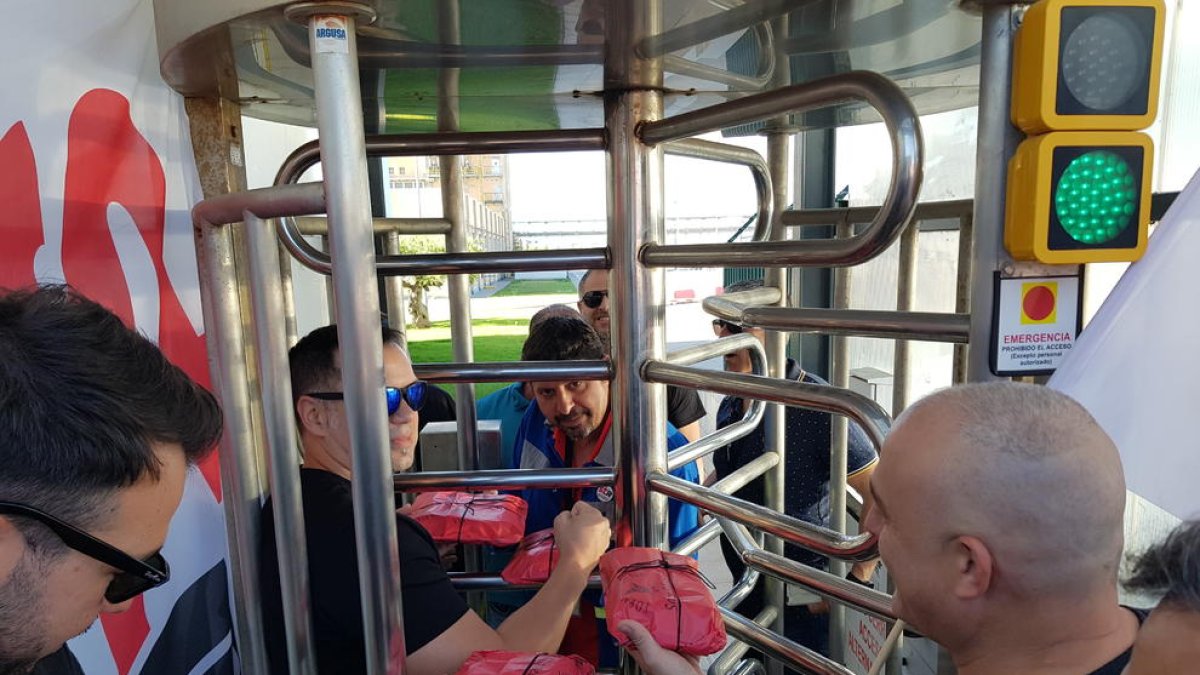 Els treballadors tancats a BASF reben el suport de companys d'altres empreses químiques