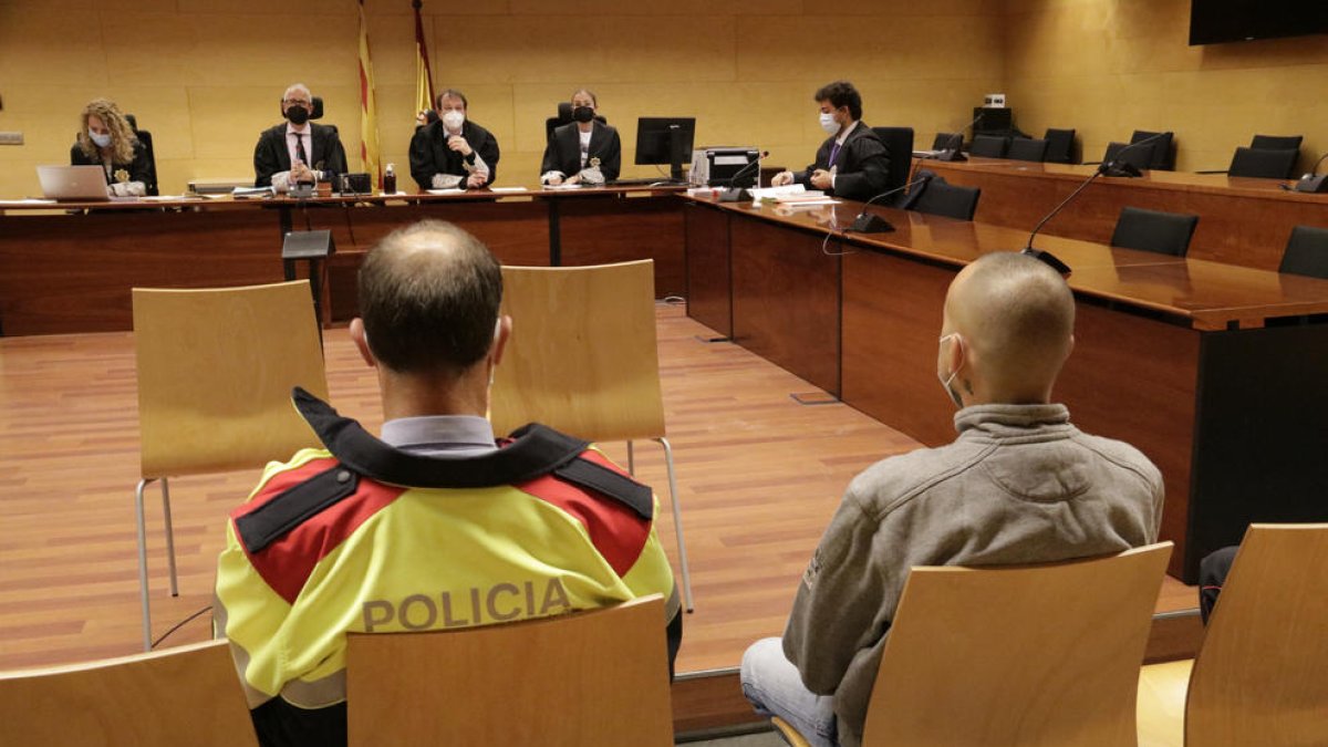 Condemnat a 3 anys i mig de presó per apunyalar el pare a Olot