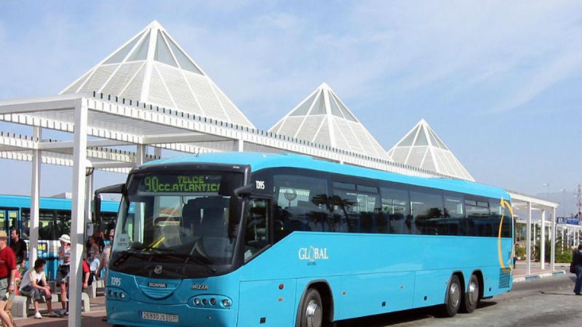 Detenida por rociar con ácido al conductor de un autobús en Gran Canaria