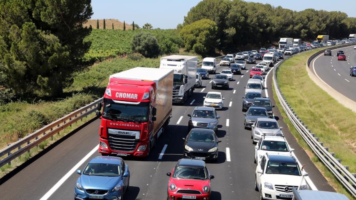 Matí de dissabte complicat a l'AP-7 amb més de 30 quilòmetres de cua per ters accidents