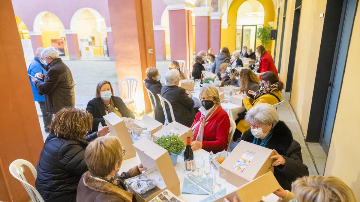 Valls homenatja una setantena de Candeles en la recepció oficial
