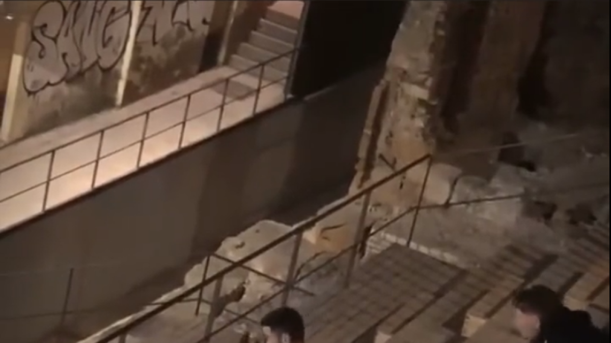 El Ayuntamiento usa el camión regadera para vaciar los botellones de Sedassos