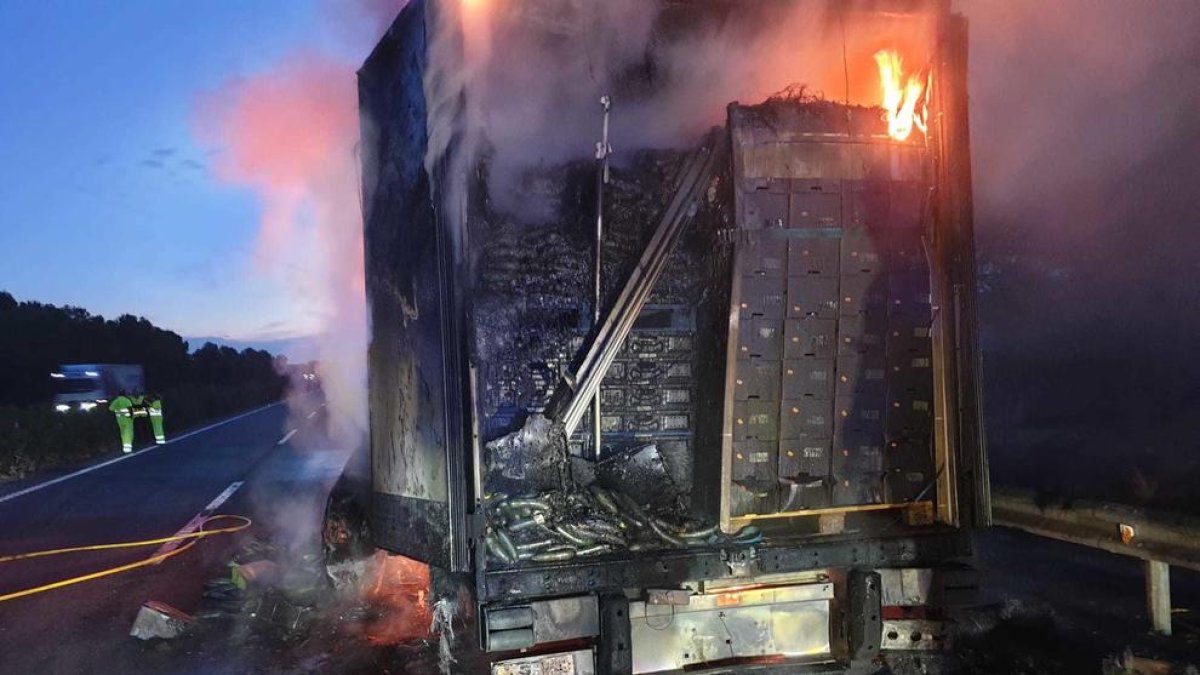 Un incendio en un camión obliga a cortar la AP-7 en l'Hospitalet de l'Infant