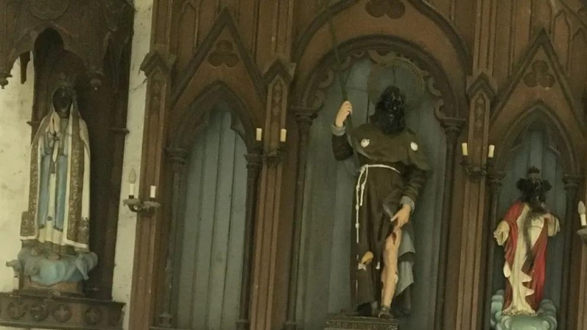 Asaltan una capilla de Pontevedra y pintan de negro los rostros de los santos