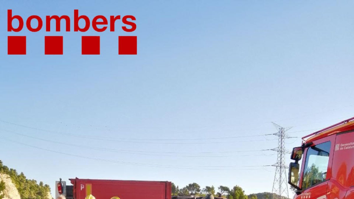 Cortada la AP-7 en Vandellòs por un camión volcado que ha perdido su combustible