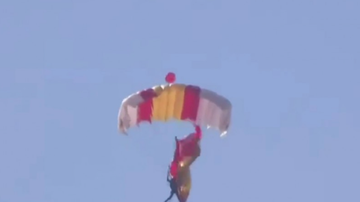 Uno paracaidista, protagonista del desfile militar del 12-O al enredársele la bandera en la pierna