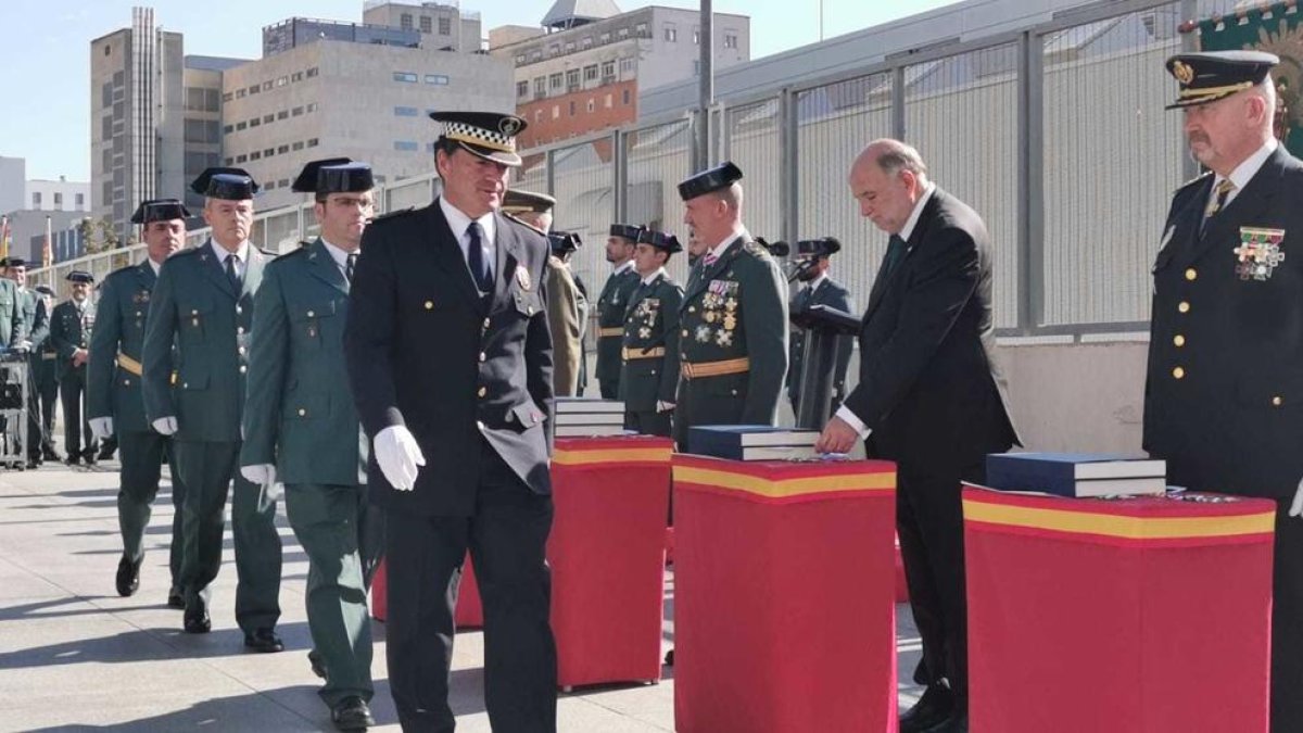 El inspector jefe de la Policía de Salou recibe una distinción de la Guardia Civil