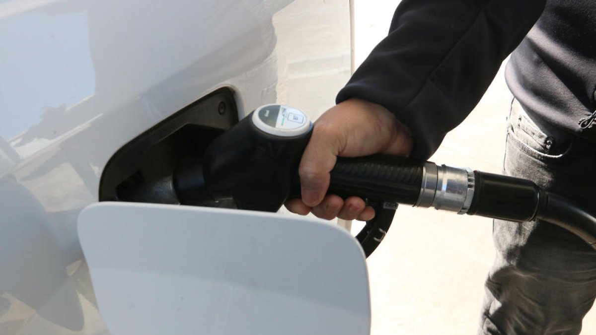 El precio de los carburantes cae en torno a un 3% y encadena casi dos meses de bajada