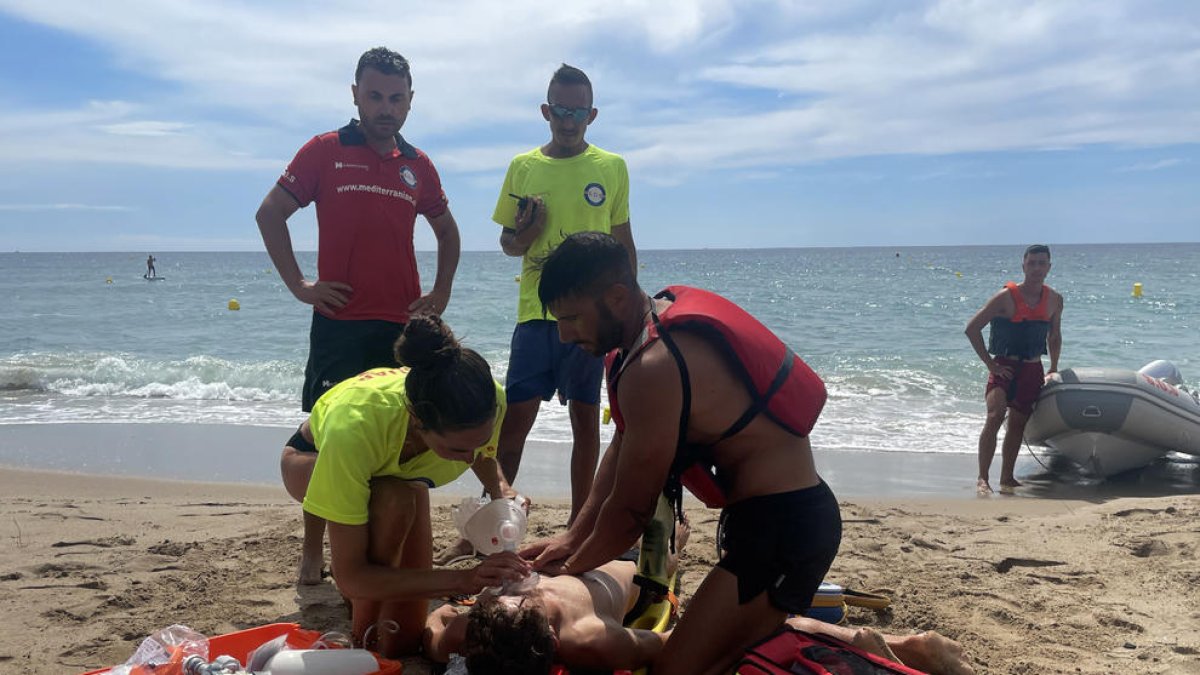 La platja Llarga de Roda de Berà es posa a prova amb un simulacre de salvament i socorrisme