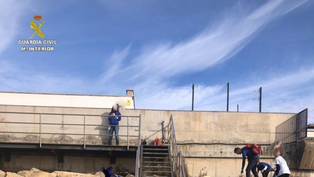Nueva jornada de limpieza en la playa del Miracle de Tarragona