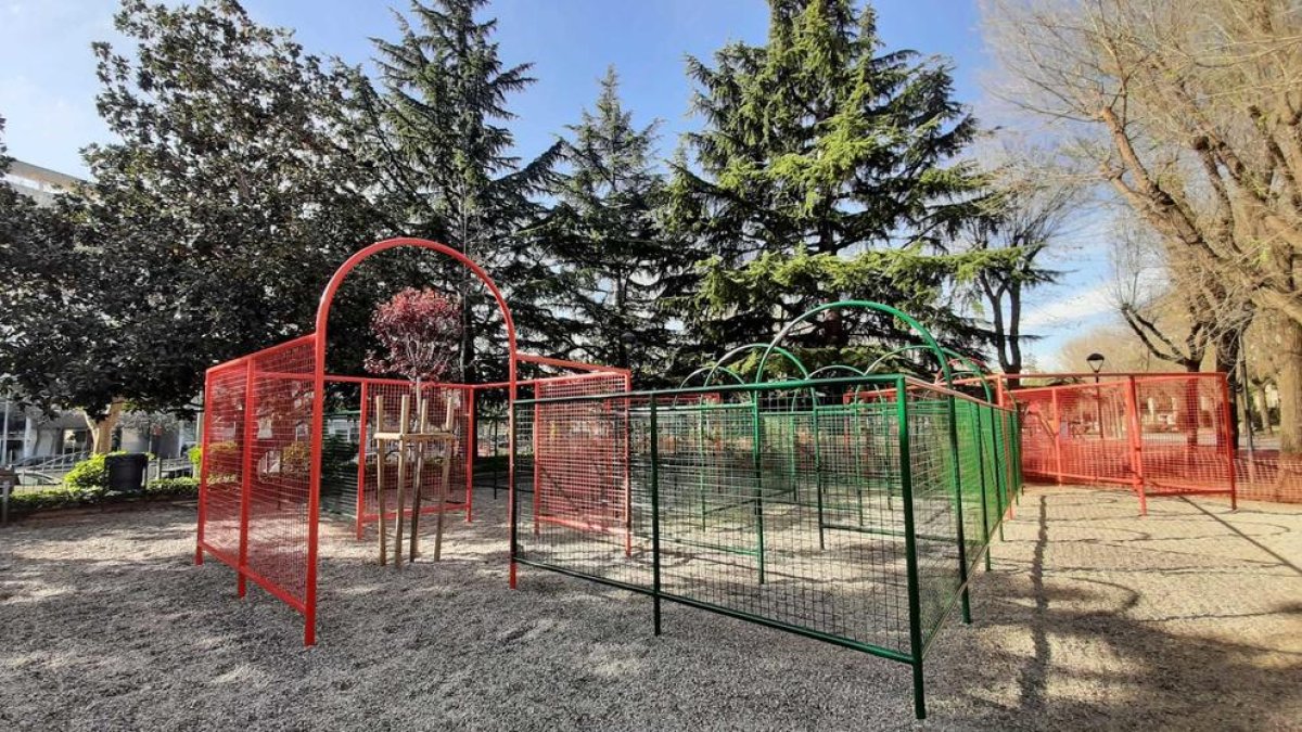 El parque Sant Jordi estrena un espacio de juego infantil en forma de laberinto