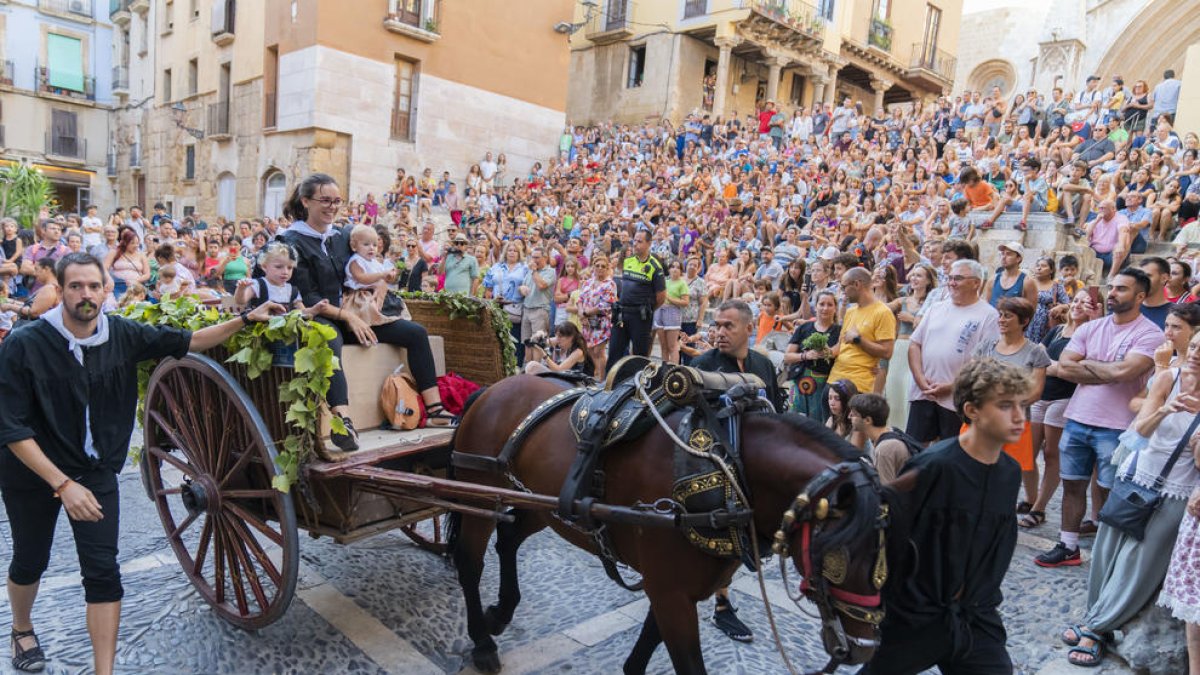 Sant Magí porta l'aigua i la fresca a Tarragona envoltat de gran expectació