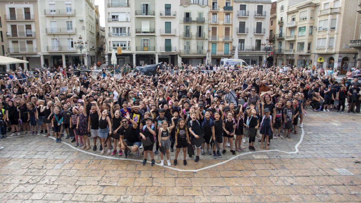 Los escolares dicen 'Hola Santo Pere' con la figura del Buey en el Mercado