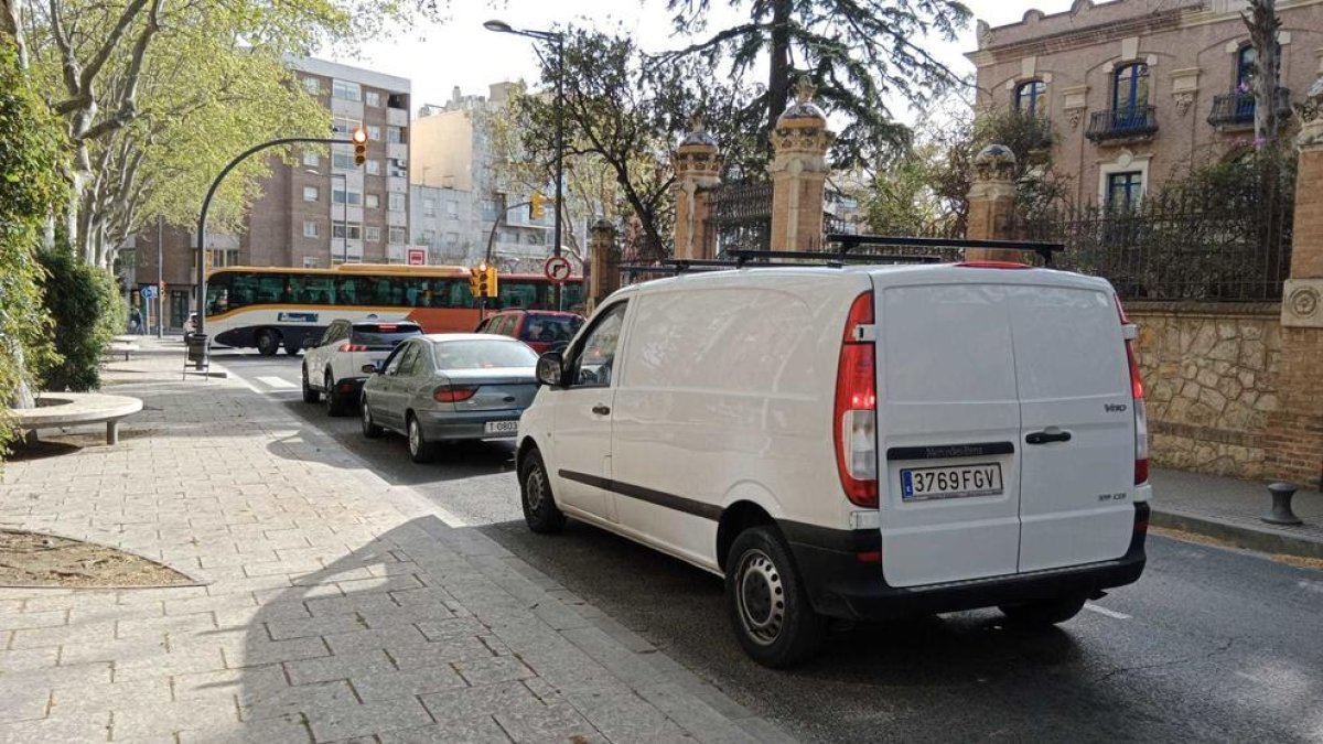 El nuevo semáforo del passeig Sunyer de Reus provoca retenciones en el tráfico