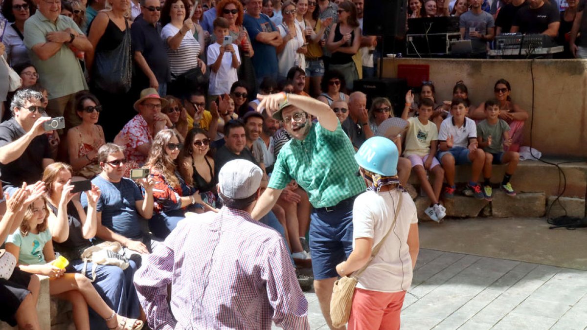 Jóvenes de Tarragona combinan los balls parlats de Dames i Vells con el rap y la música urbana