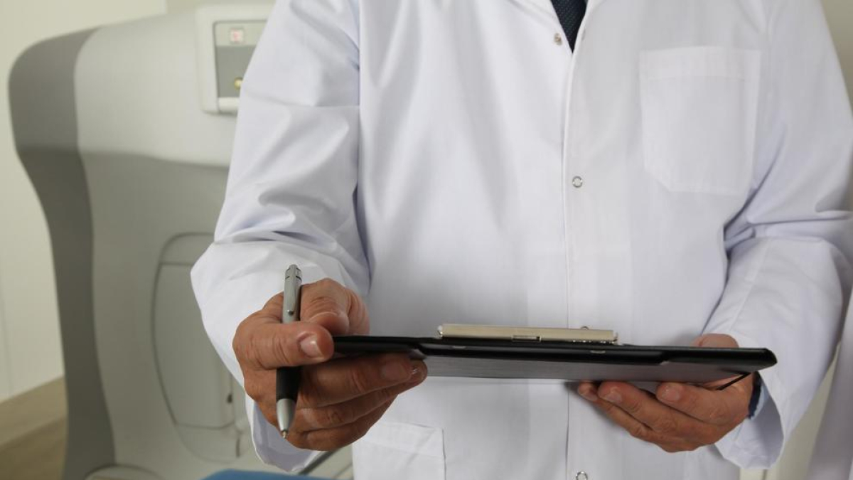 Un metge de Tortiosa, detingut per gravar amb el mòbil els genitals d'un pacient en una revisió d'empresa