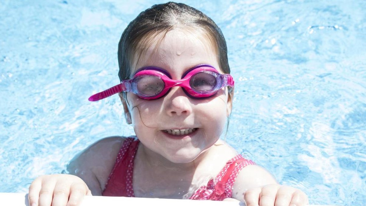 Una nena gaudint d'una activitat d'estiu a la piscina.