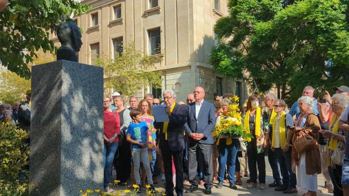 Inaugurado el busto en homenaje a Lluís Companys en la plaça de la Llibertat de Reus