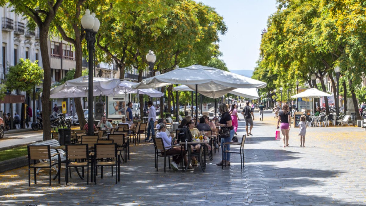 La reordenació de terrasses de la Rambla Nova indigna els bars que l'ocupen