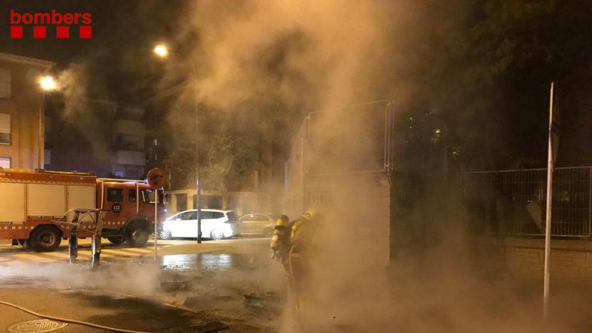 Cremen cinc contenidors i un gual de calçada durant la matinada a Reus