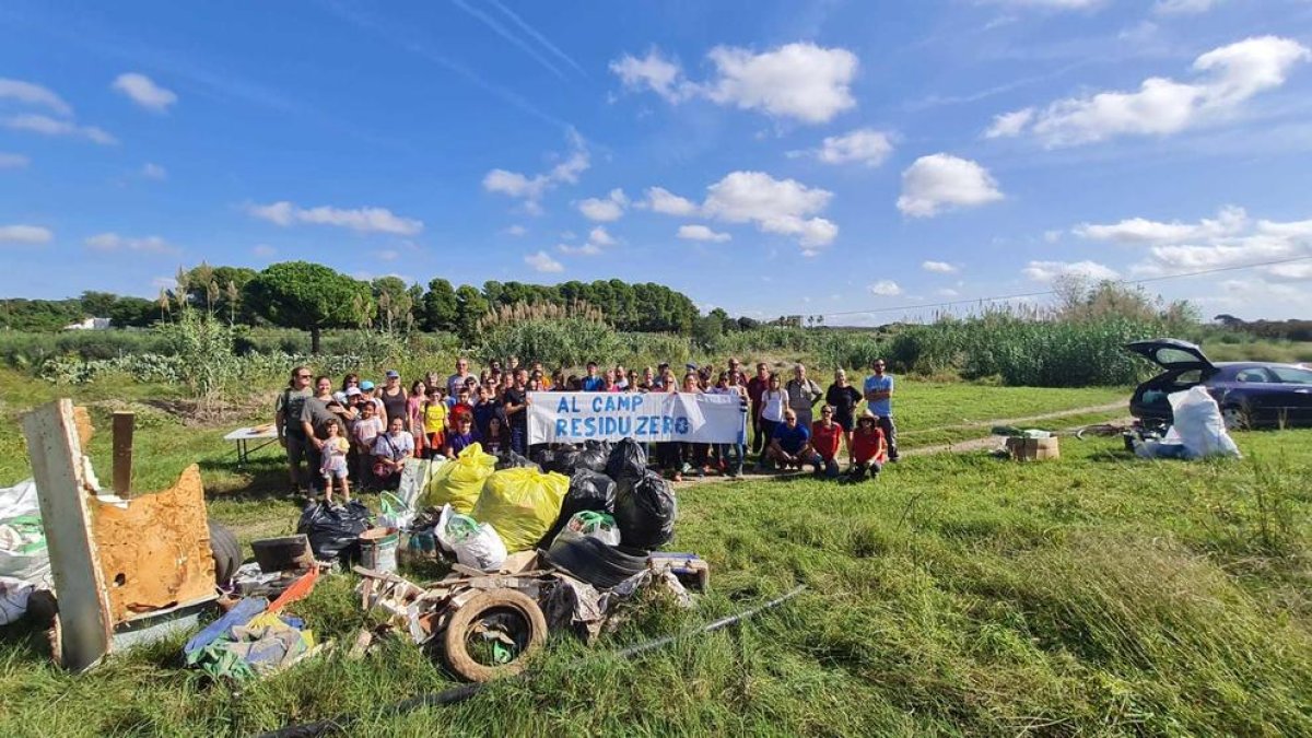 Una sesentena de voluntarios recogen 10 m3 de basura en Vilallonga del Camp