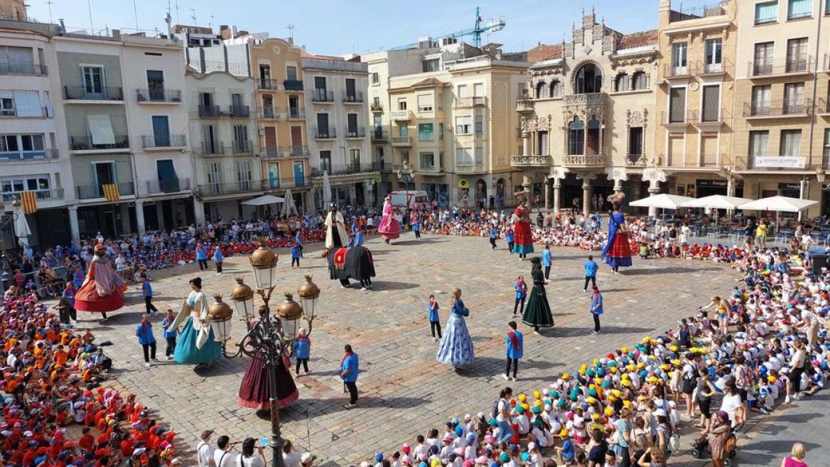 Reus reparteix 2.500 coques amb cireres als escolars per celebrar la festa de Corpus