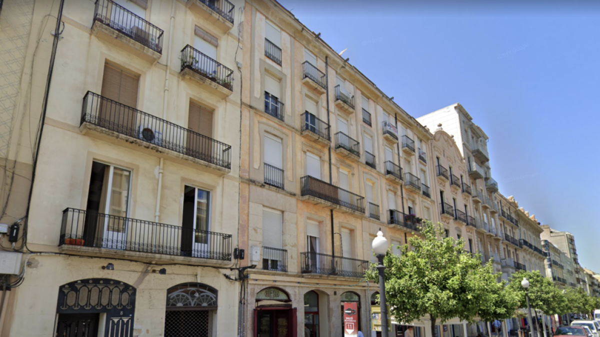 Desalojan un edificio de la Rambla Nueva por|para el incendio en un piso