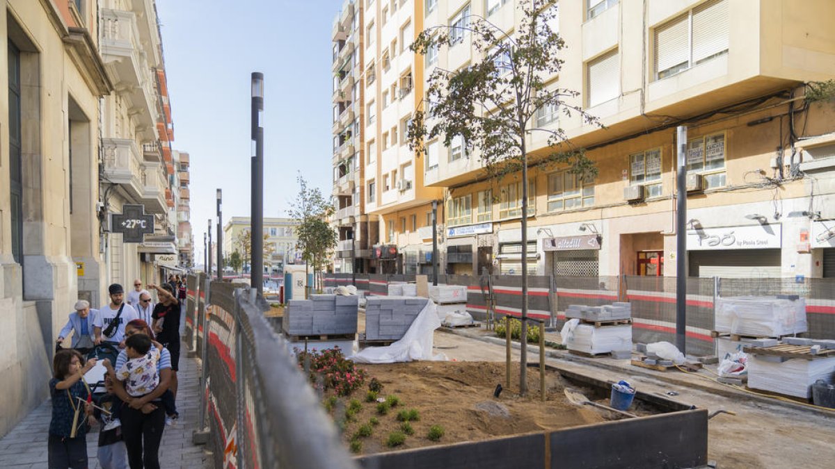 El carrer Canyelles incorpora unes noves jardineres i l'arbrat