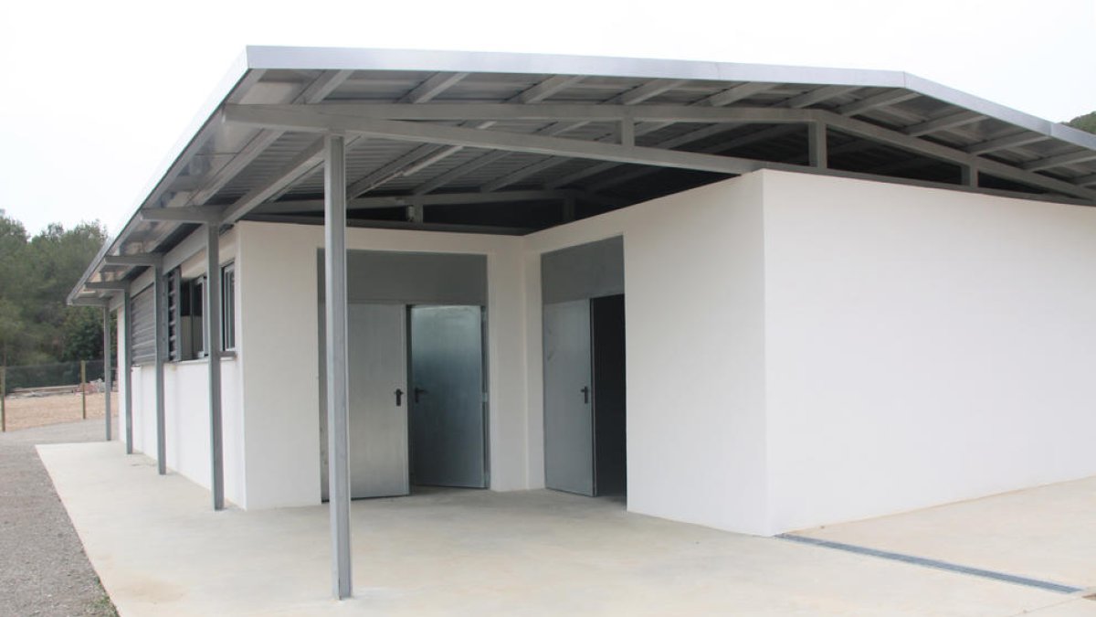 Calafell ensinistrarà gossos per defensar dones maltractades i acompanyar avis que viuen sols