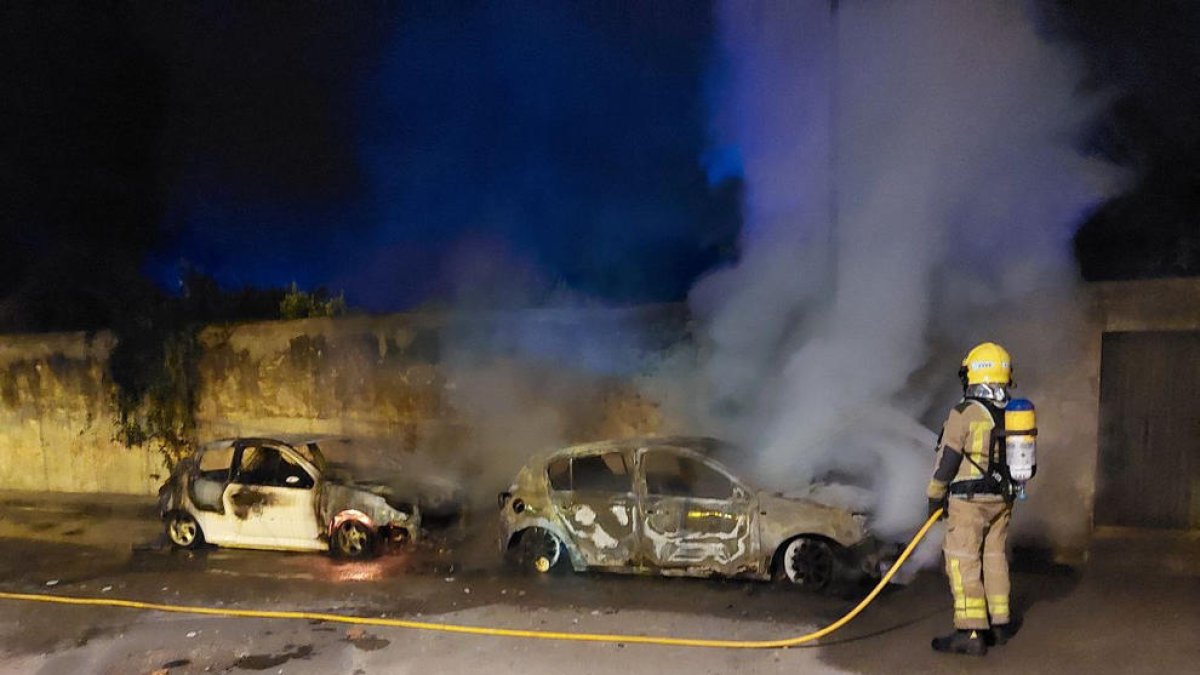 Cremen dos vehicles durant la matinada a la Pobla de Montornès