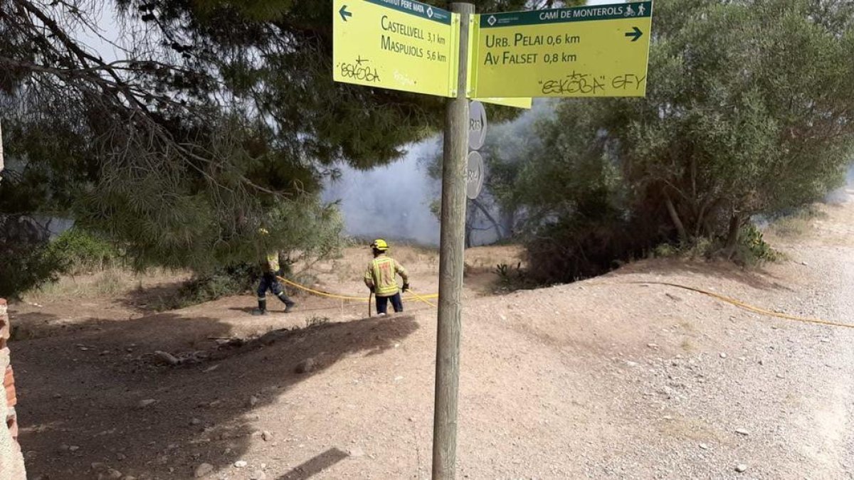 Incendi de matolls a tocar de l'avinguda de Bellisens de Reus