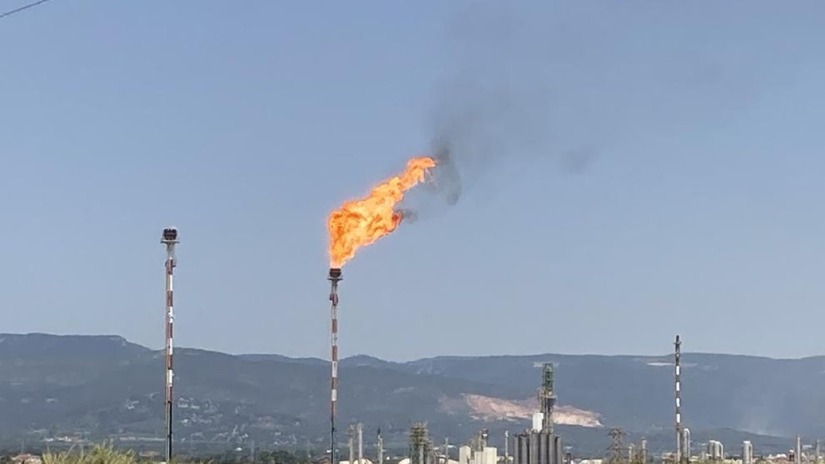 Repsol soluciona el problema que ha activat la torxa de seguretat al complex industrial