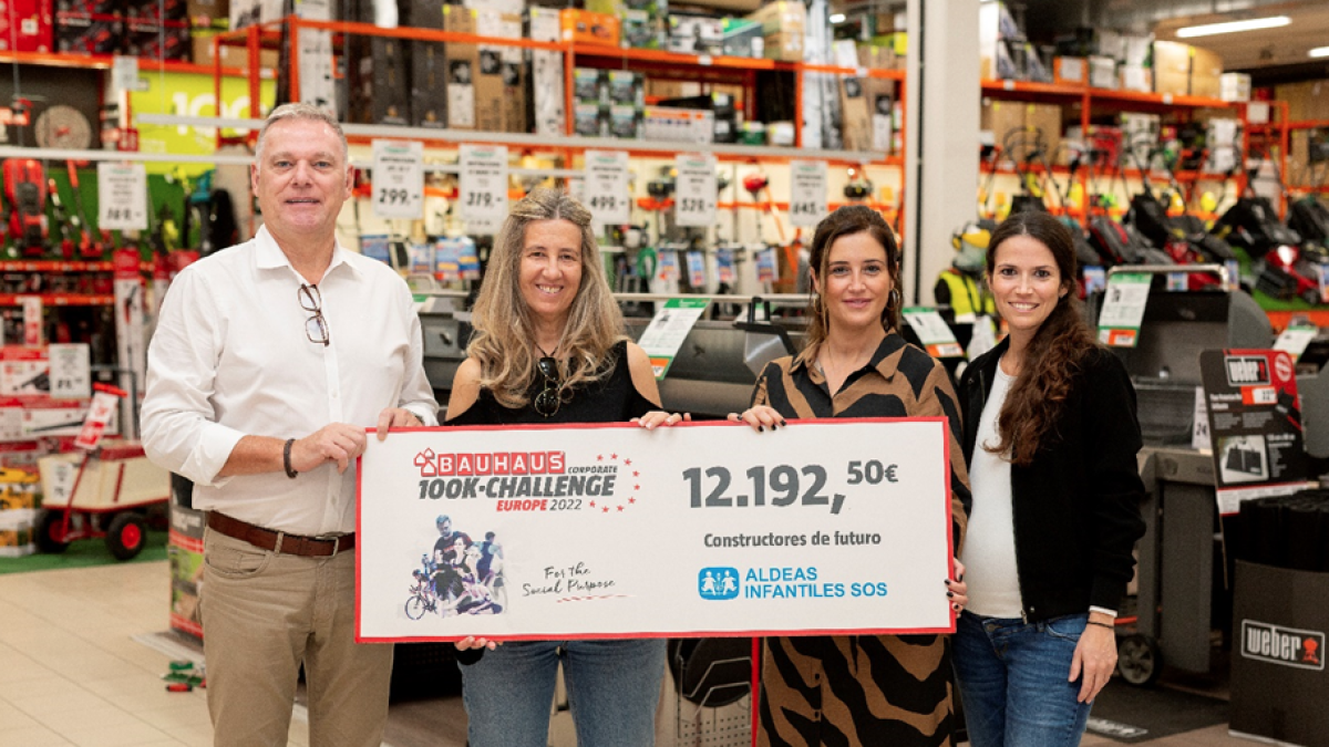 BAUHAUS es compromet amb Aldeas Infantiles i dona 12.192,50 euros a la causa