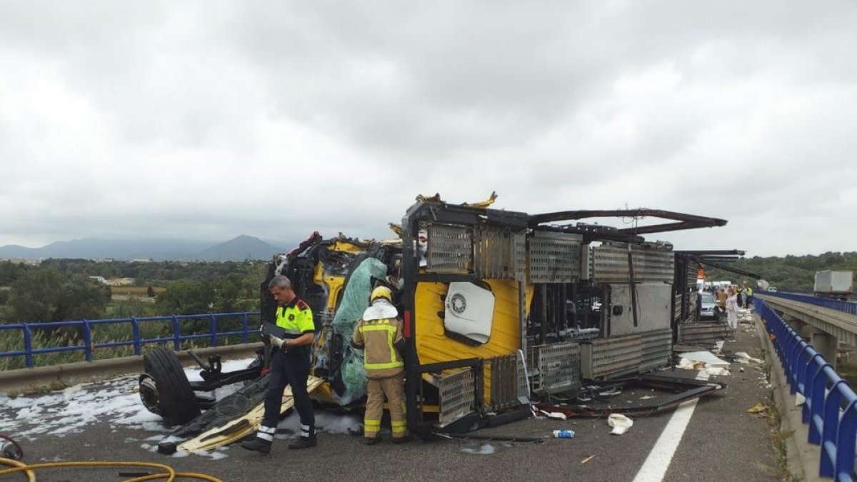 L'AP-7 es troba tallada a Amposta per l'accident de dos camions