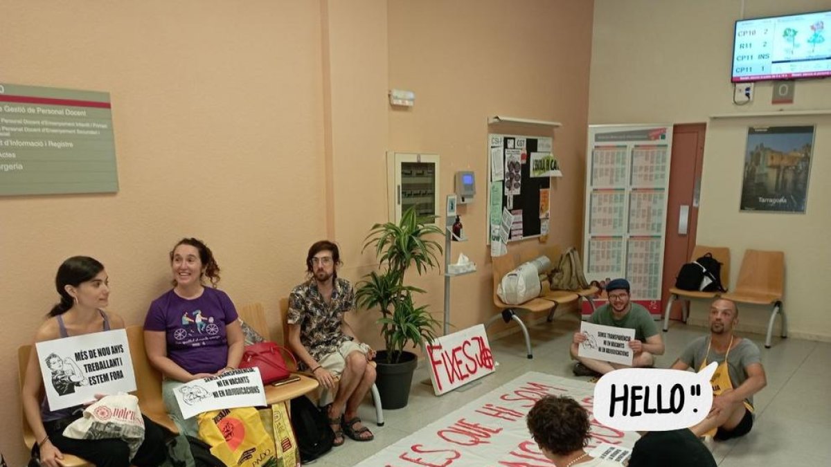 Protesta a los Servicios Territoriales de Educació de Tarragona por el Decreto de Plantillas