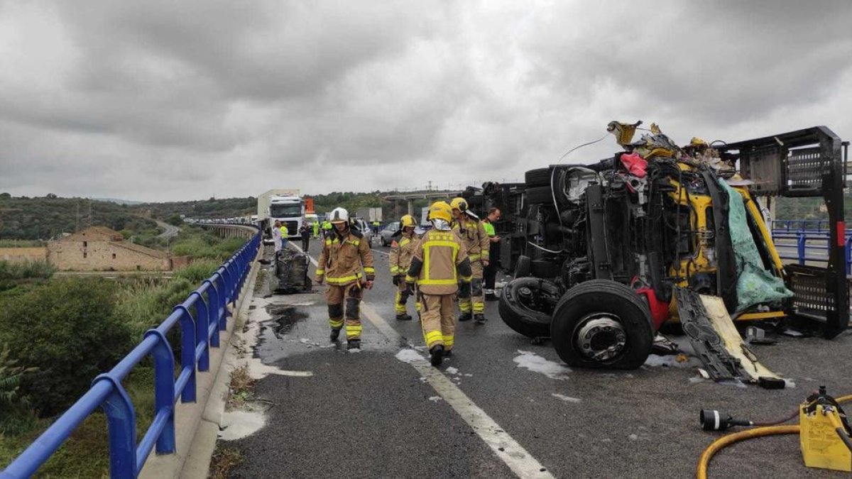 Prealerta pel vessament de combustible en una col·lisió a l'AP-7 sobre el riu Ebre a Amposta