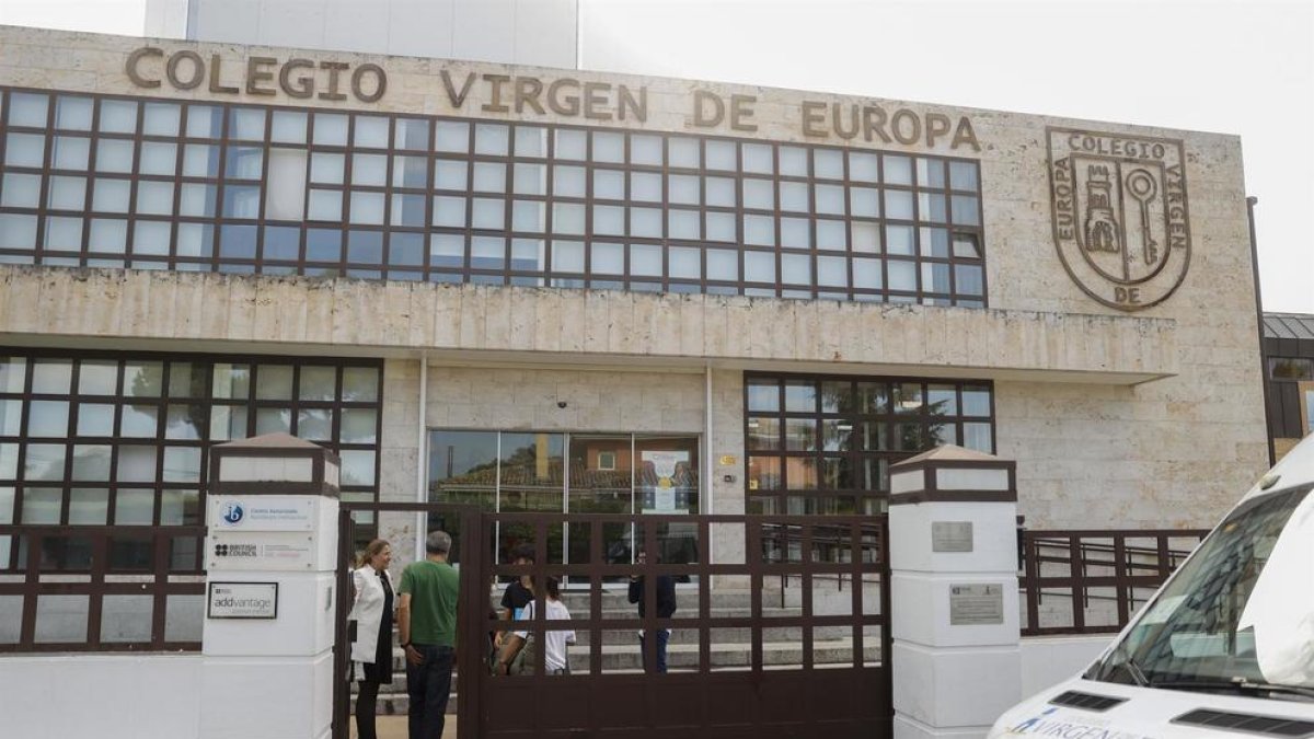 Madrid: Investiguen al professor d'un col·legi per gravar a nenes mentre es canviaven de roba