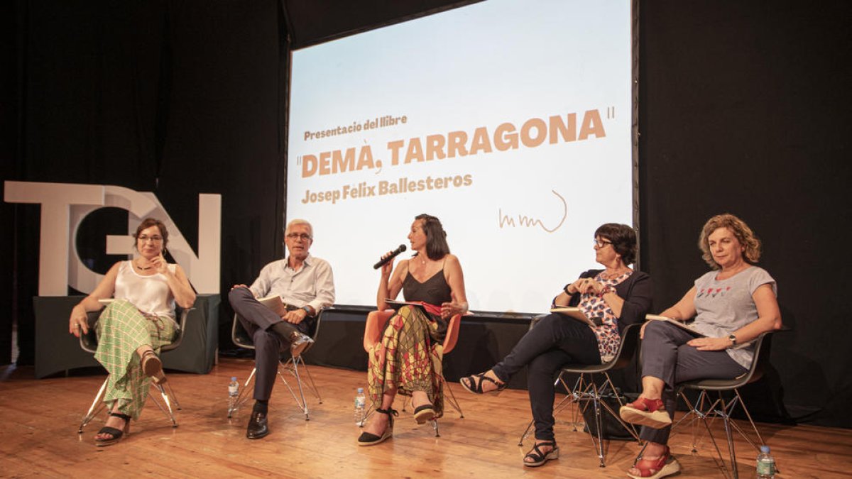 Ballesteros presenta el seu nou llibre amb el resum dels records com a alcalde