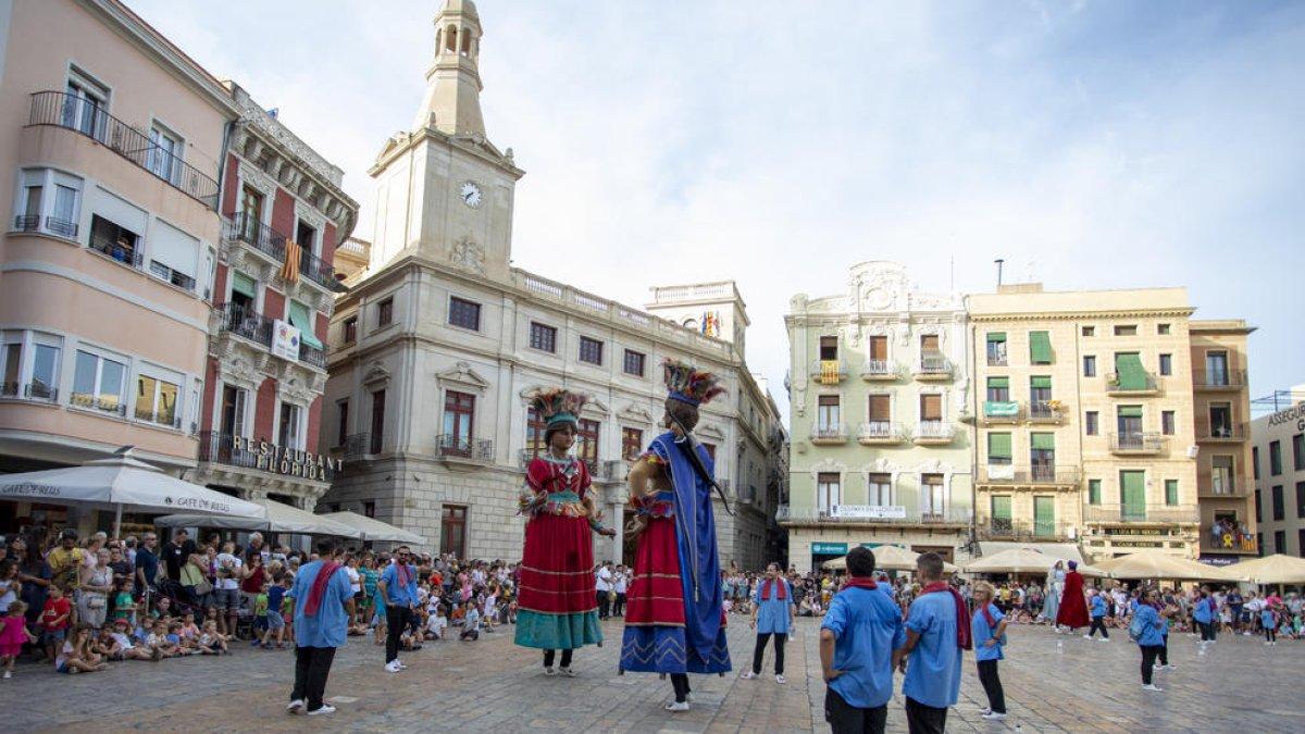 Reus se llena de flores, pasacalles y coca de cerezas por|para un Corpus que devuelve a la normalidad