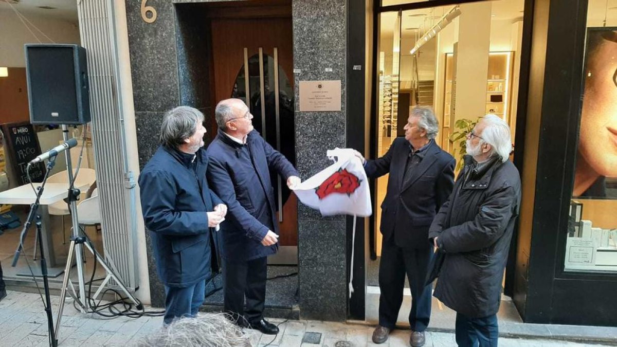 Col·loquen una placa identificativa a la casa natal del psiquiatre Francesc Tosquelles