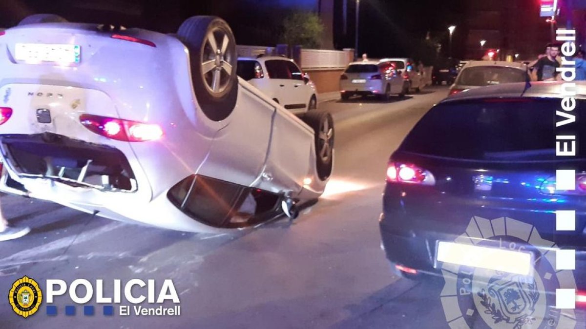 Un conductor begut pateix un accident i bolca amb el cotxe al Vendrell