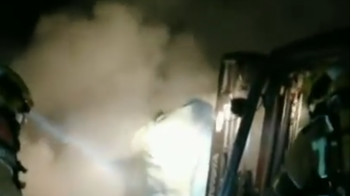 Dos bomberos heridos leves durante la extinción de un incendio en una empresa de Tarragona