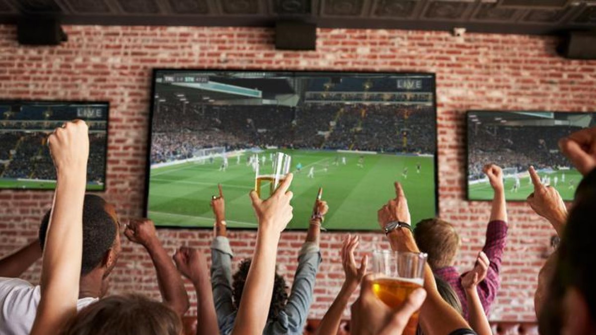 El Suprem dictamina que piratejar el futbol als bares es castiga amb multes, no amb presó