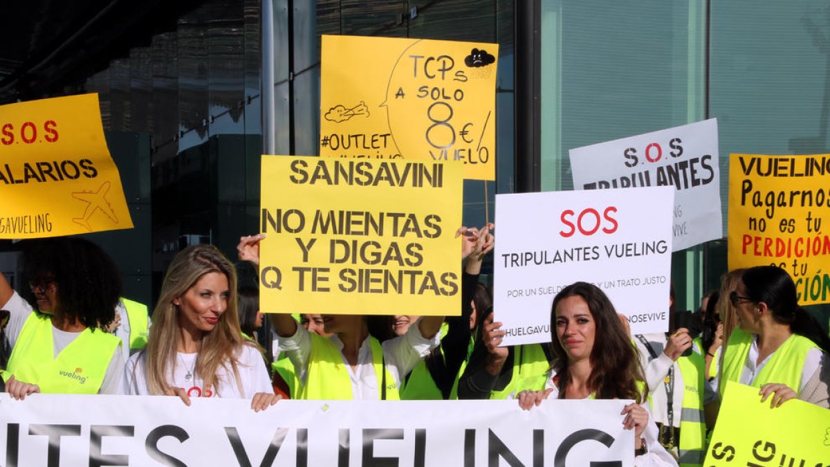 Vueling anul·la 30 vols aquest diumenge a l'aeroport de Barcelona per la vaga de tripulants de cabina