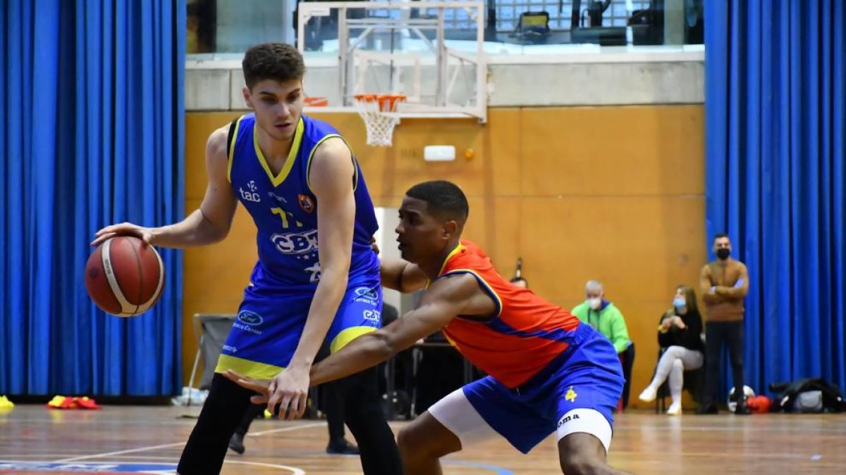 Víctor Vinós renova amb el CBT per una temporada més